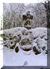 Krzy� pomnikowy wykonany z cios�w kamiennych. Zima 2002.