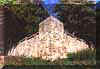 Jeden z masywnych naronikw cmentarza. Z tego naronika roztacza si najlepsza panorama Gorlic. Lato/jesie 2002.