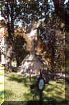 Widok krzya-pomnika od strony pola grobowego. Jesie 2001 r.