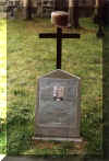 Nowy pomnik wystawiony przez rodzin� czeskiego �o�nierza. Jesie� 2001r.