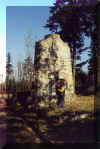 Pomnik centralny z przodu ... Jesie� 2000 r.