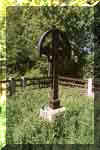 Nowy krzy na cmentarzu. Lato 2002.