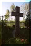 Betonowy krzy - pomnik cmentarza. Wiosna 2002.
