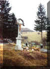 Przed krzy�em znajduj� si� dwie mogi�y pojedyncze. Sam cmentarz jest po�o�ony wy�ej.
