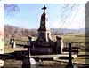 Pomnik g��wny, na dalekim planie masyw Ma�lanej G�ry. Jesie� 2002.